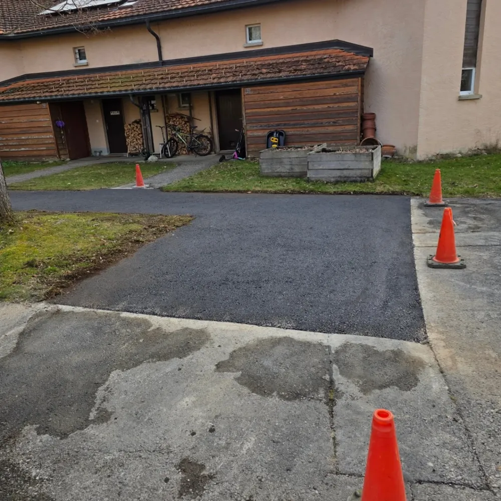 Remise en état de l'enrobé après des dégâts causés par les racines des arbres — Etienne Terrassement