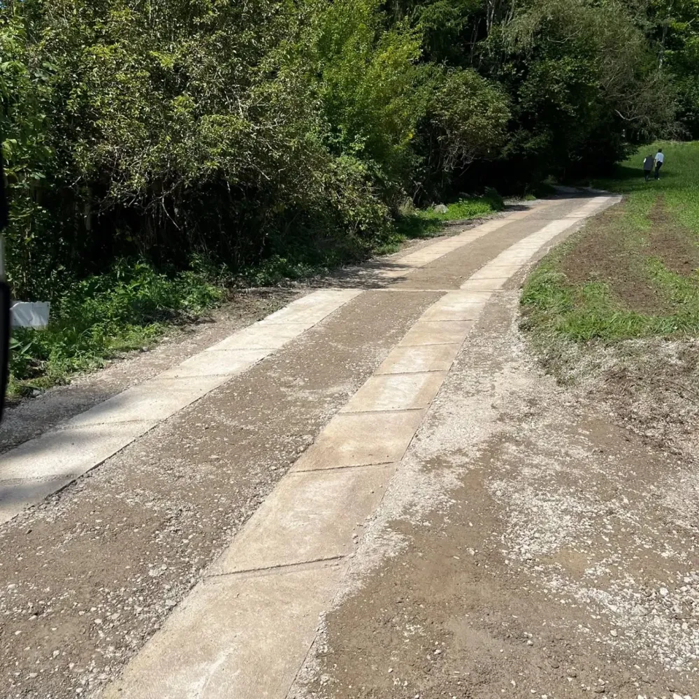 Remise en état d'un chemin avec dalles en béton — Etienne Terrassement