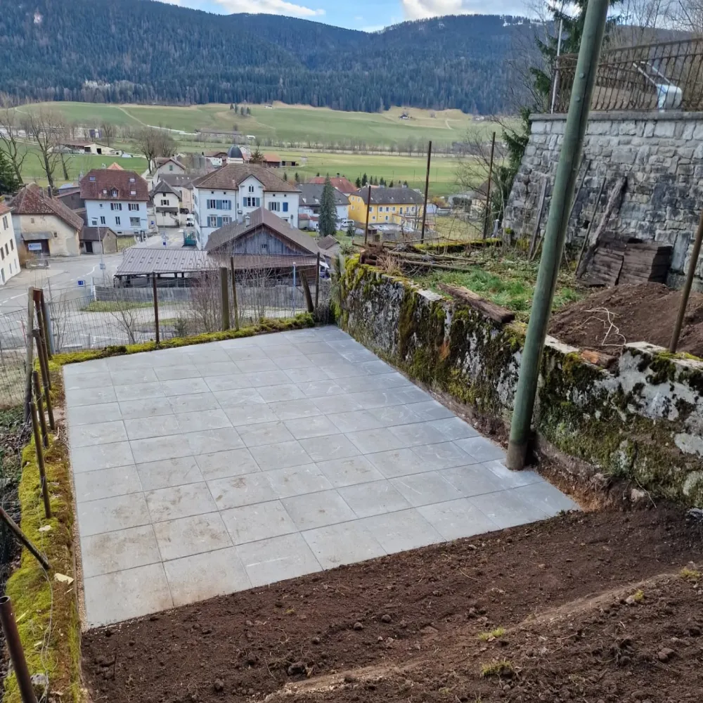 Pose de dalles après terrassement — Etienne Terrassement